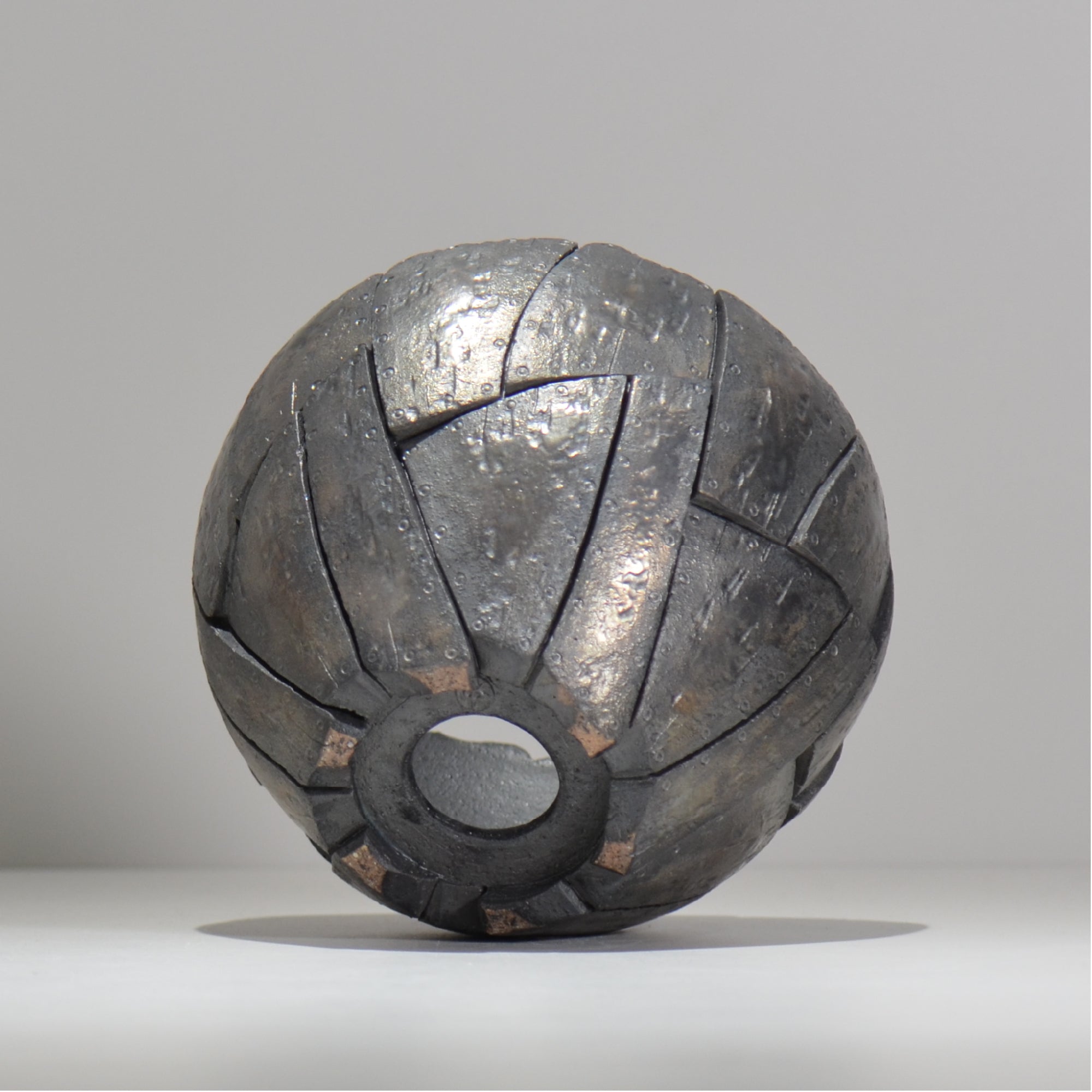 沖誠 / Rivet round 燻し銀彩  / om_irr10_l / 約φ16.5cm  / 植木鉢