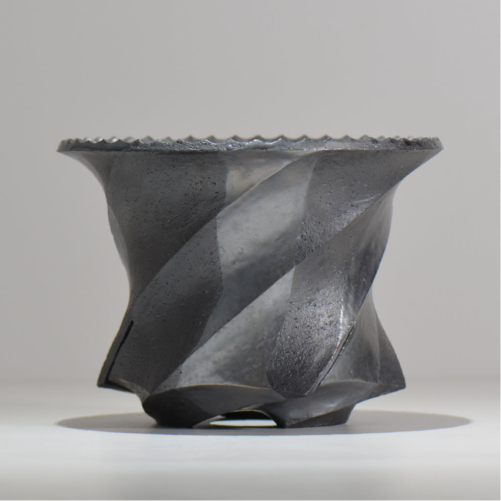 沖誠 /  spiral cylinder 燻し銀彩  / om_isc01_xl / 約φ19.7cm  / 植木鉢