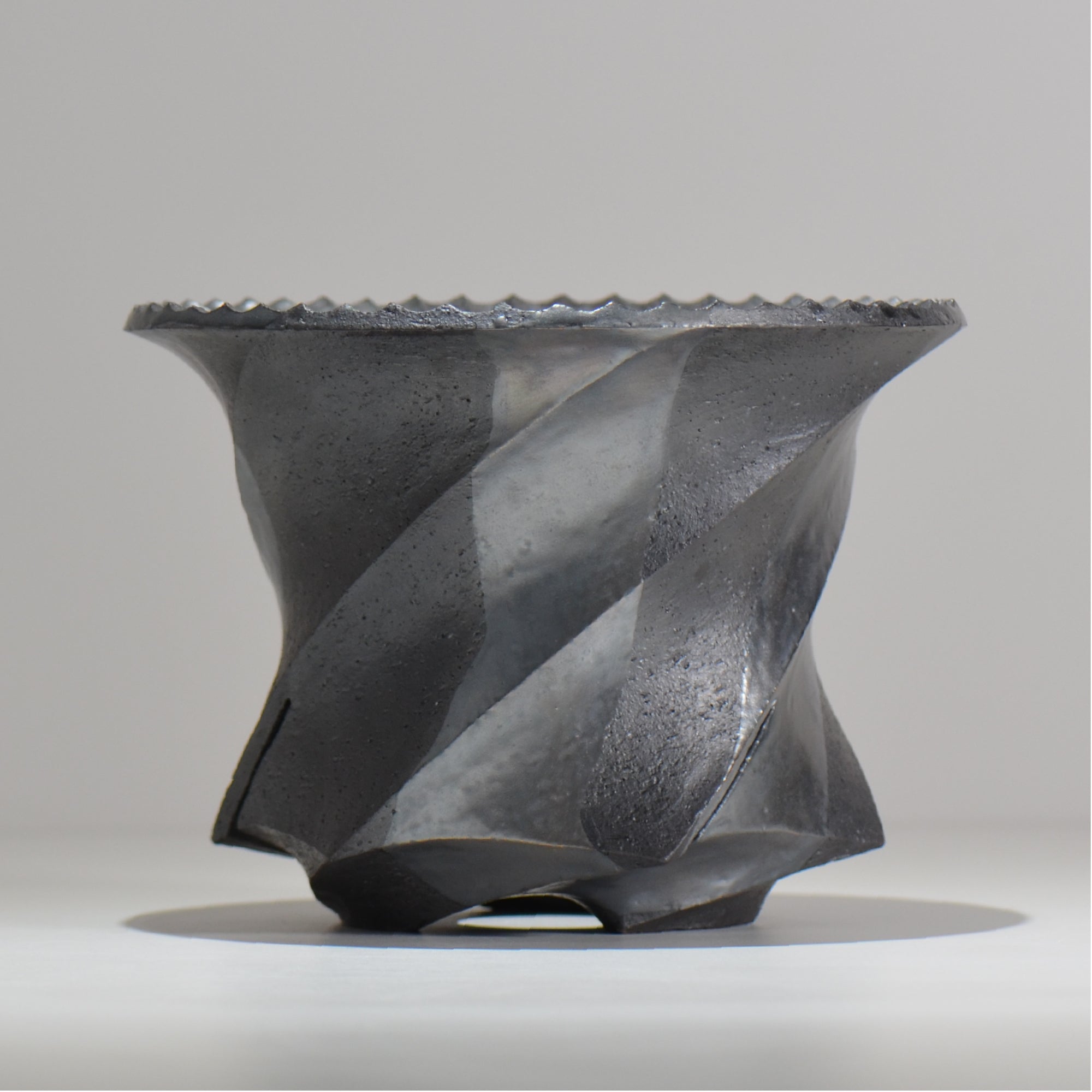 沖誠 /  spiral cylinder 燻し銀彩  / om_isc01_xl / 約φ19.7cm  / 植木鉢