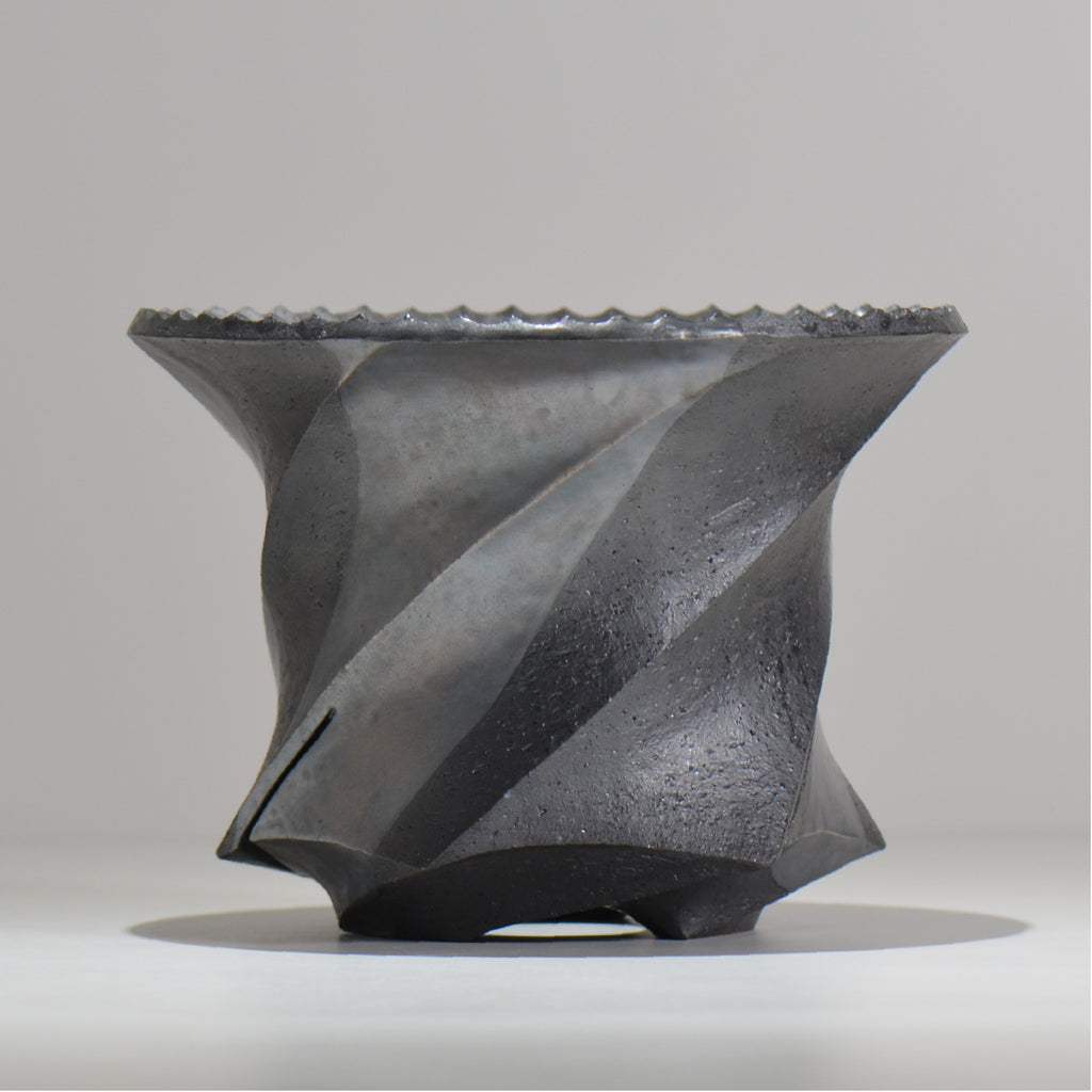 沖誠 /  spiral cylinder 燻し銀彩  / om_isc01_xl / 約φ19.7cm  / 植木鉢