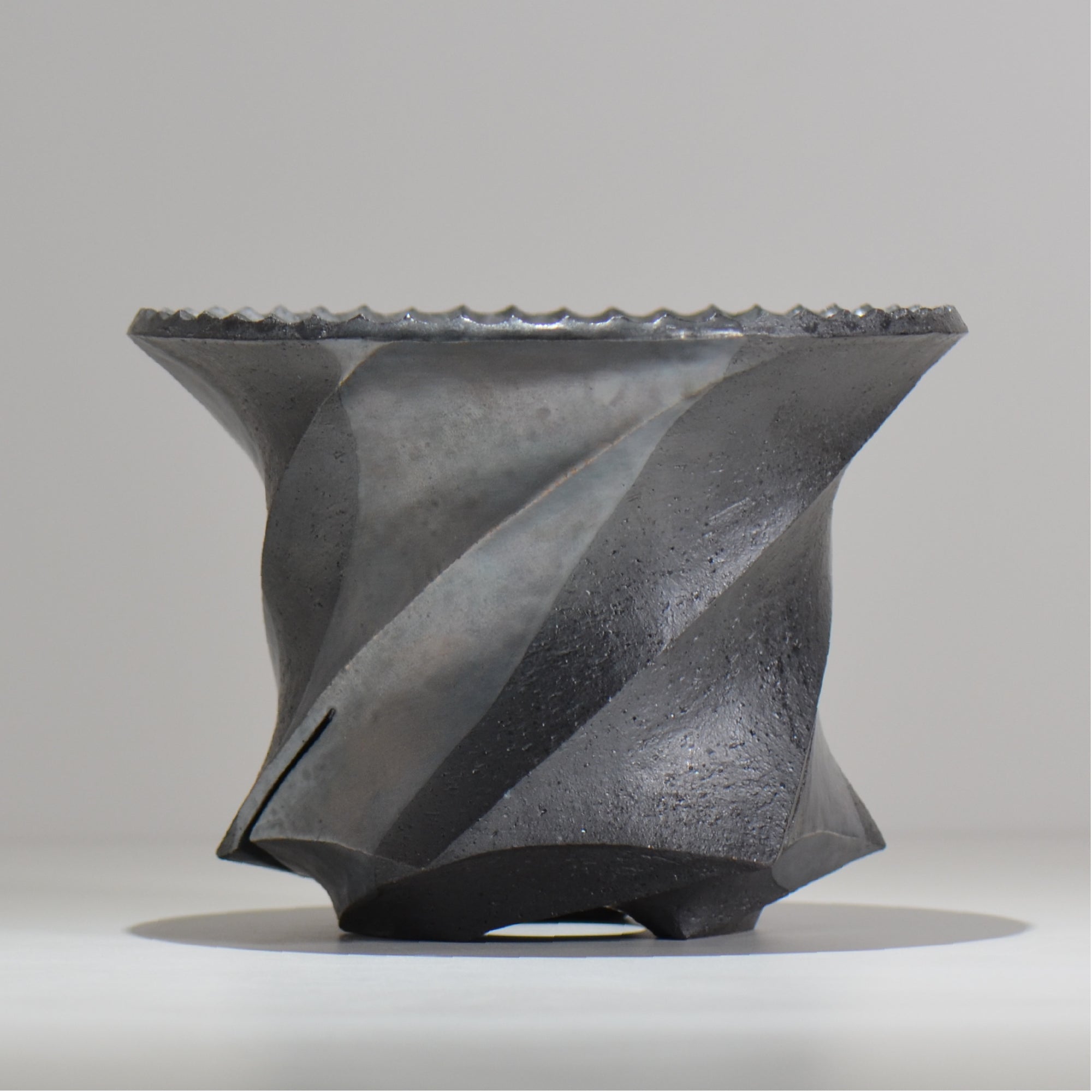 沖誠 /  spiral cylinder 燻し銀彩  / om_isc01_xl / 約φ19.7cm  / 植木鉢