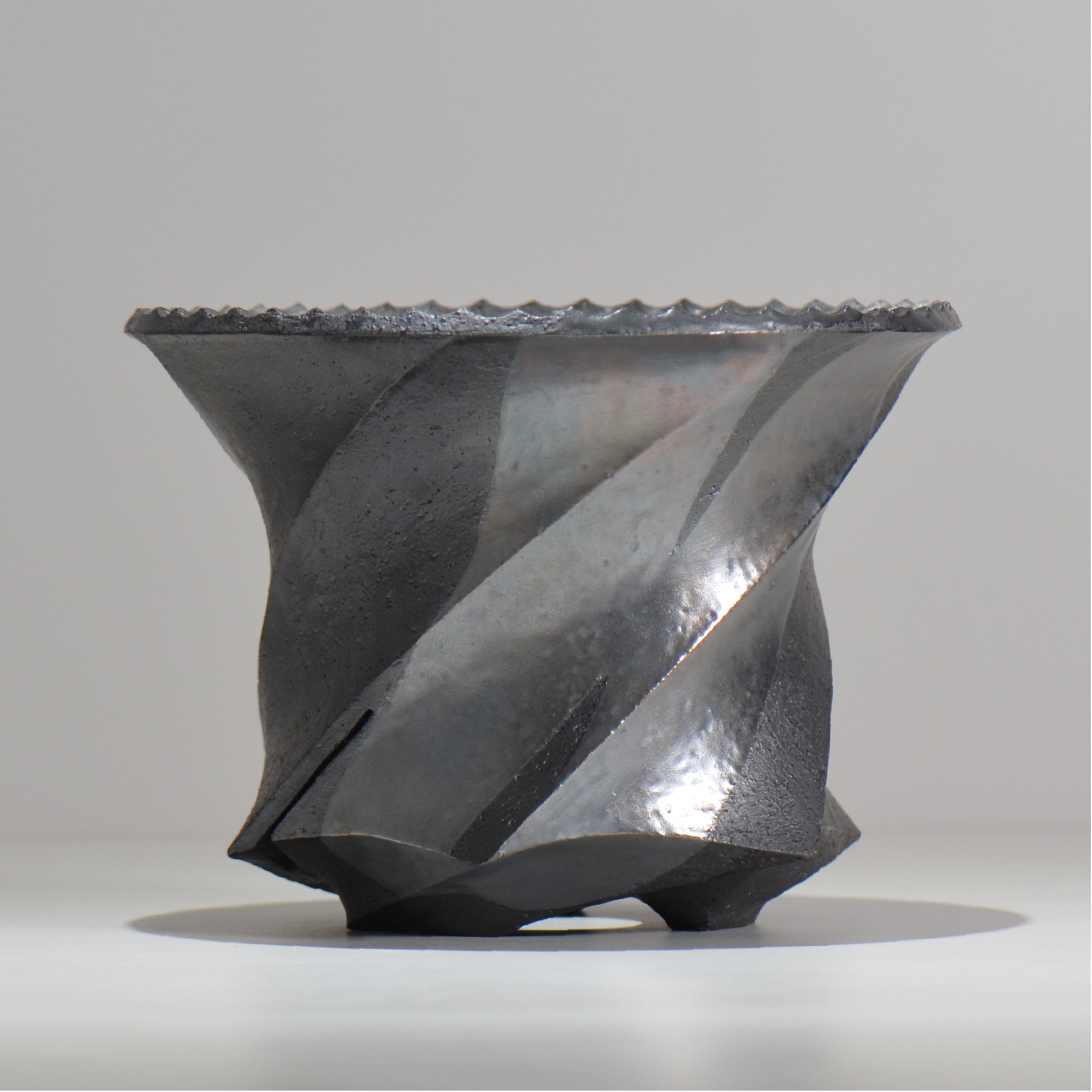 沖誠 /  spiral cylinder 燻し銀彩  / om_isc01_xl / 約φ19.7cm  / 植木鉢