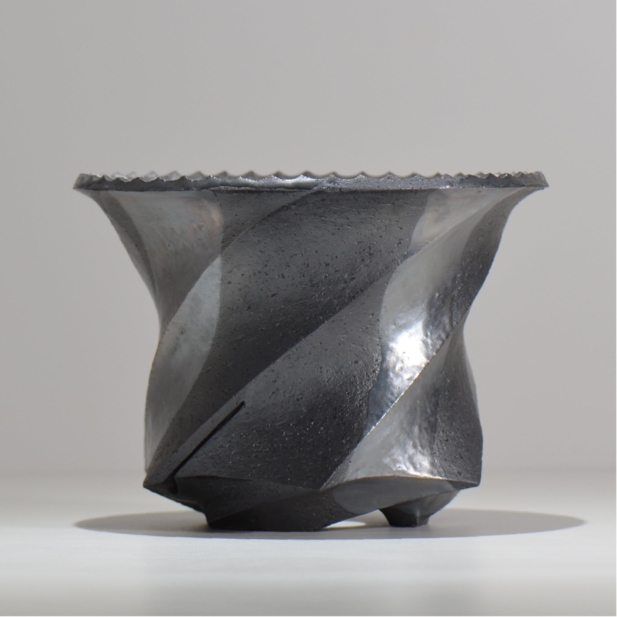沖誠 /  spiral cylinder 燻し銀彩  / om_isc01_xl / 約φ19.7cm  / 植木鉢
