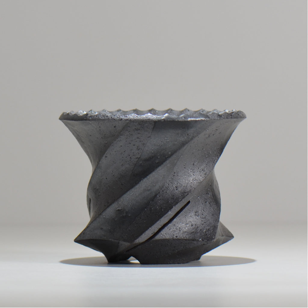 沖誠 /  spiral cylinder 黒釉  / om_ksc01_s / 約φ12cm  / 植木鉢