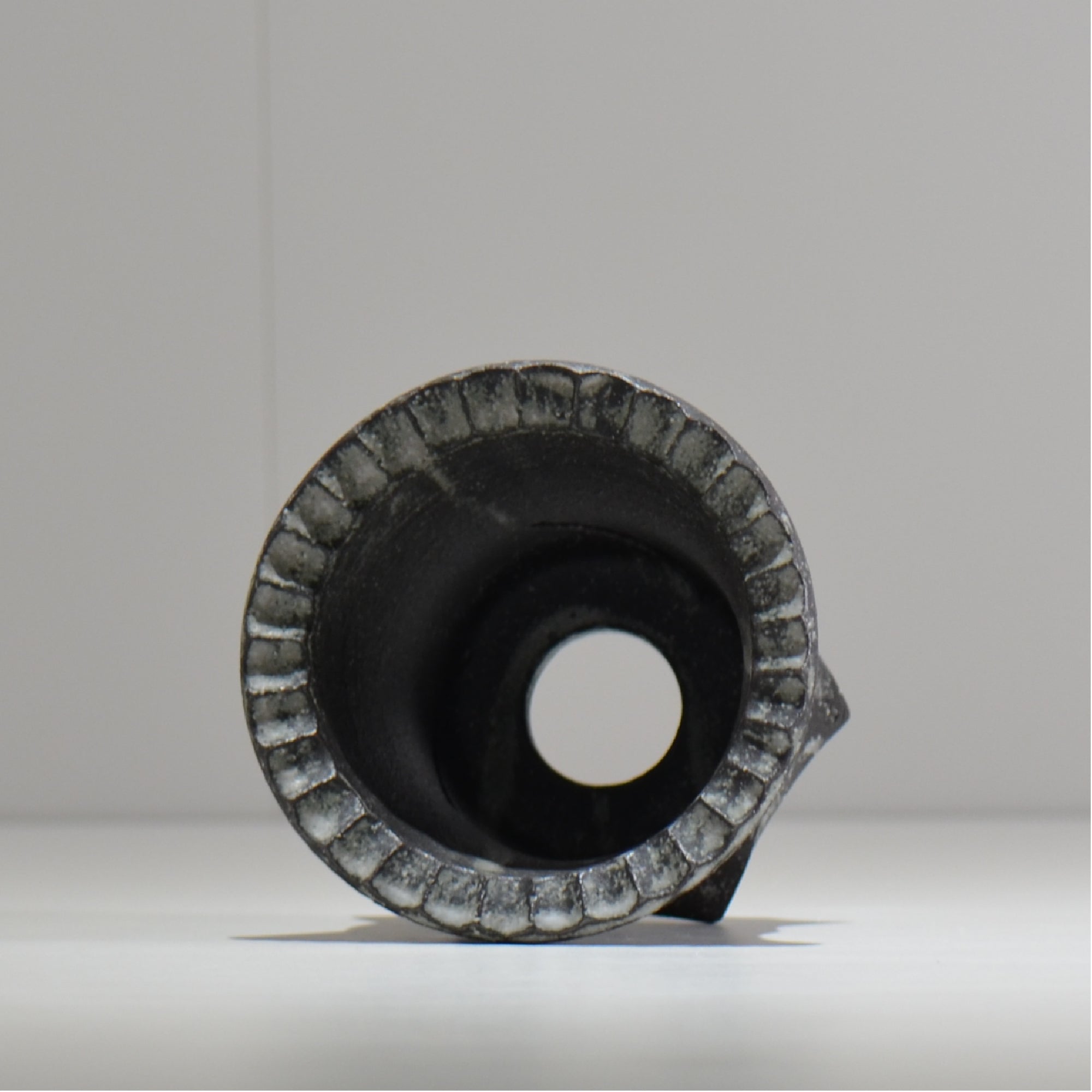 沖誠 / Spiral cylinder 炭化 / om_ssc01_s / 約φ11.5cm  / 植木鉢