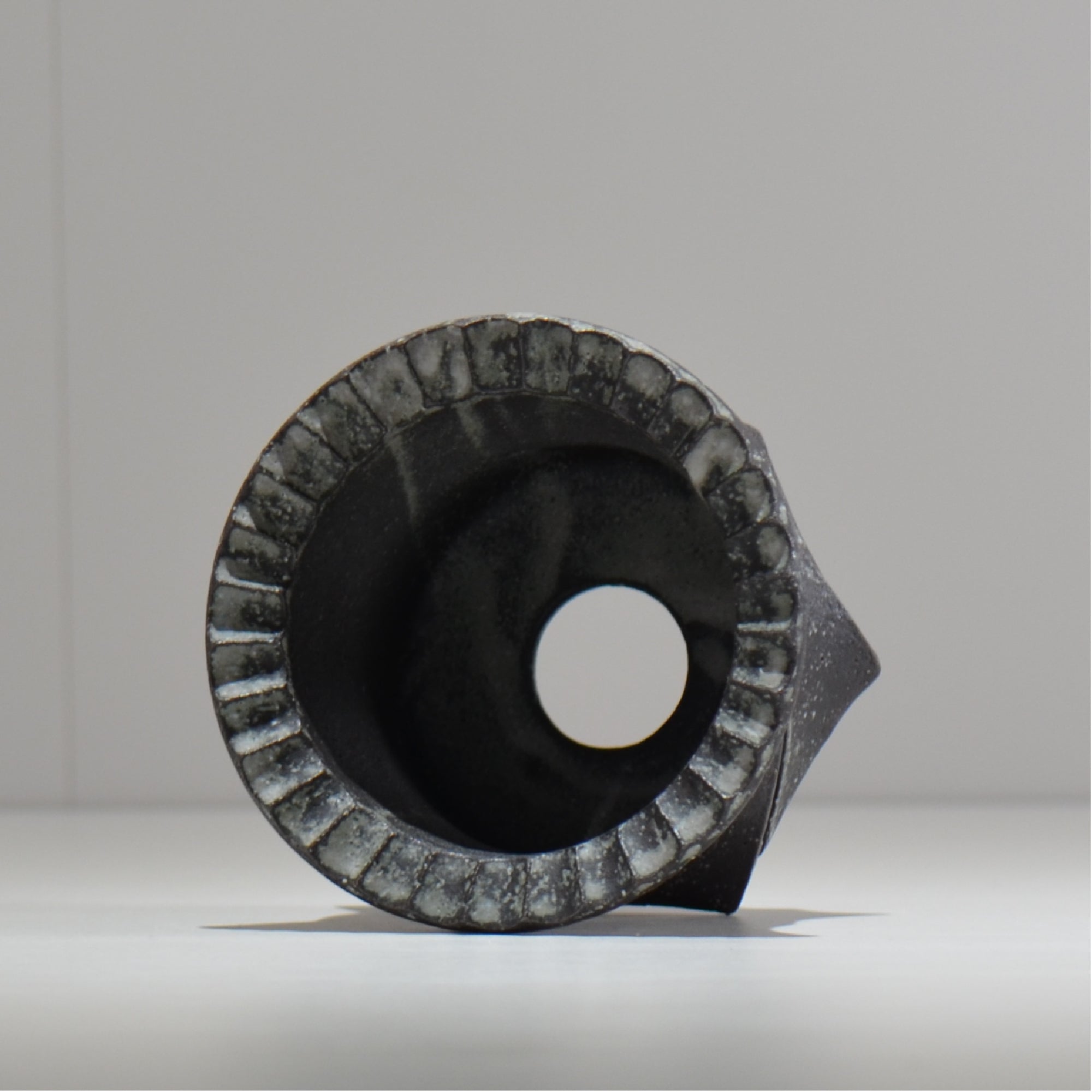 沖誠 / Spiral cylinder 炭化 / om_ssc04_s / 約φ12cm  / 植木鉢