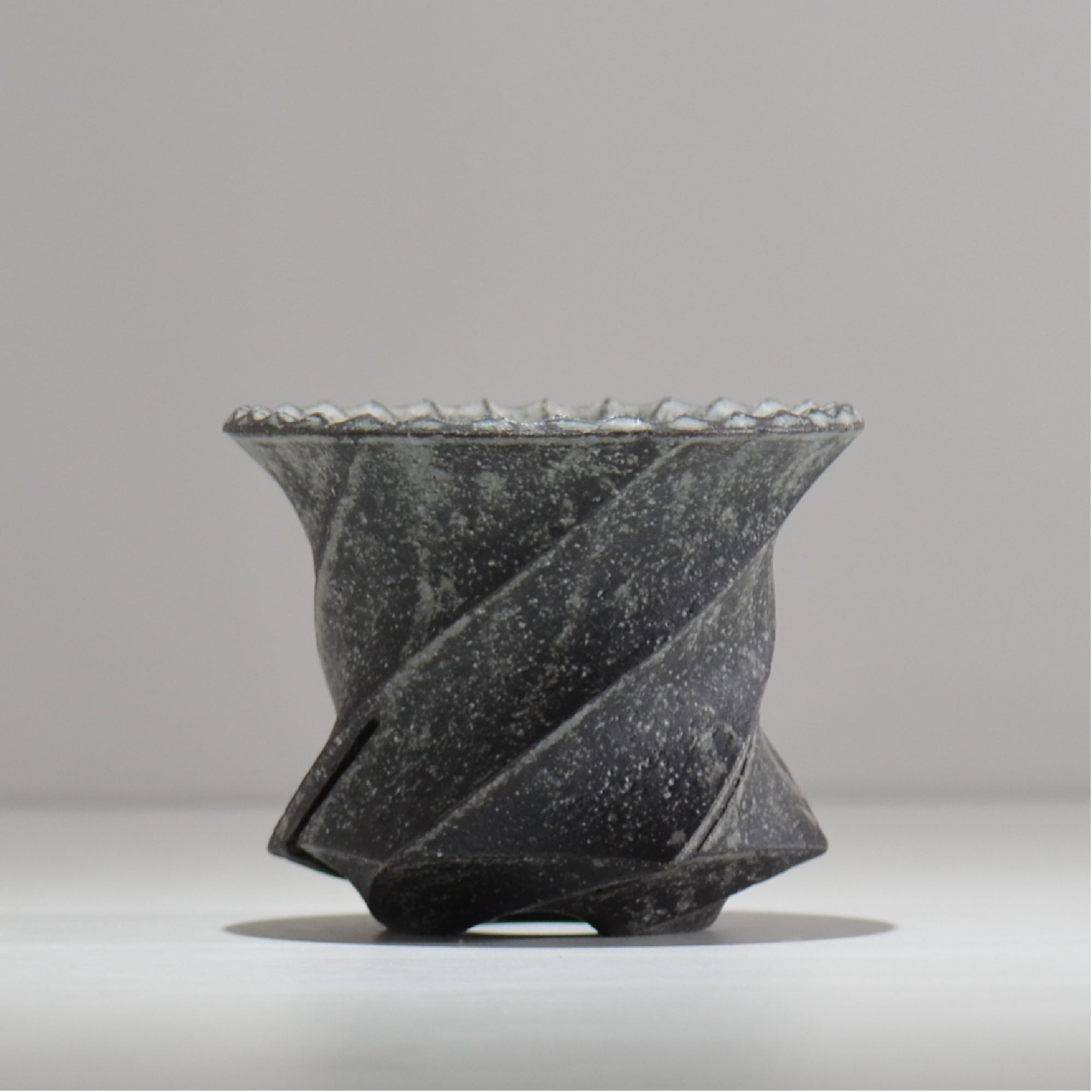 オキ　マコト　炭化花瓶 沖誠 / Spiral cylinder 炭化 / om_ssc06_s / 約φ12cm / 植木鉢 – ハチラボ