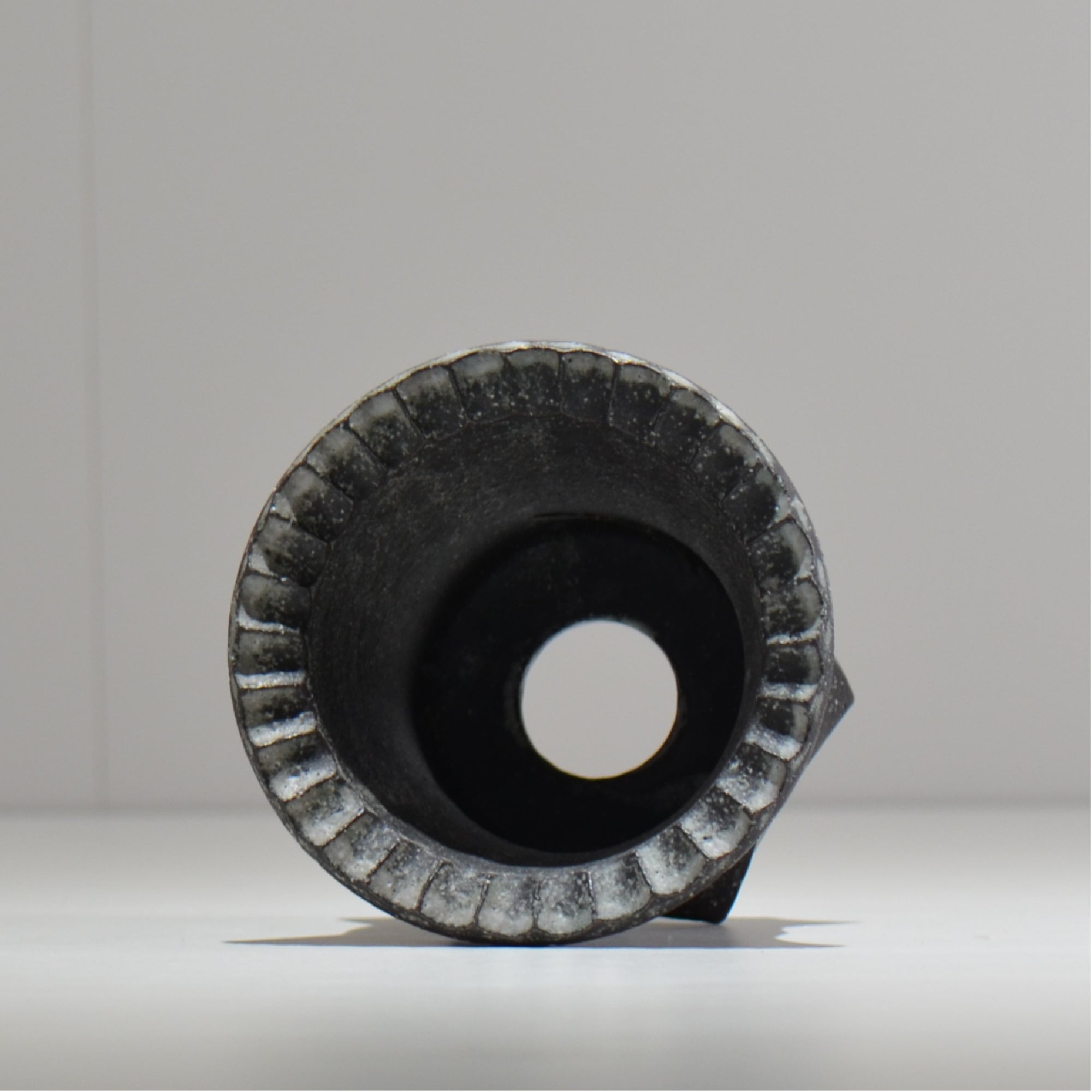 沖誠 / Spiral cylinder 炭化 / om_ssc06_s / 約φ12cm / 植木鉢 – ハチラボ
