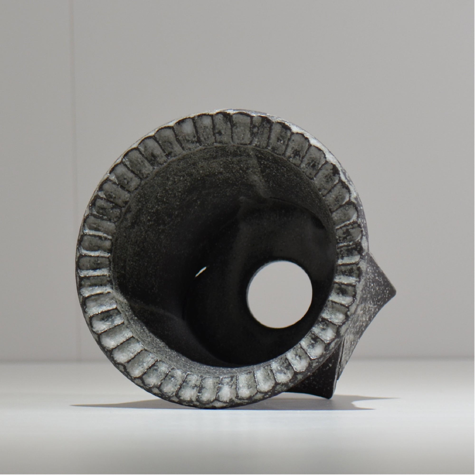 沖誠 / Spiral cylinder 炭化 / om_ssc07_l / 約φ15.5cm  / 植木鉢