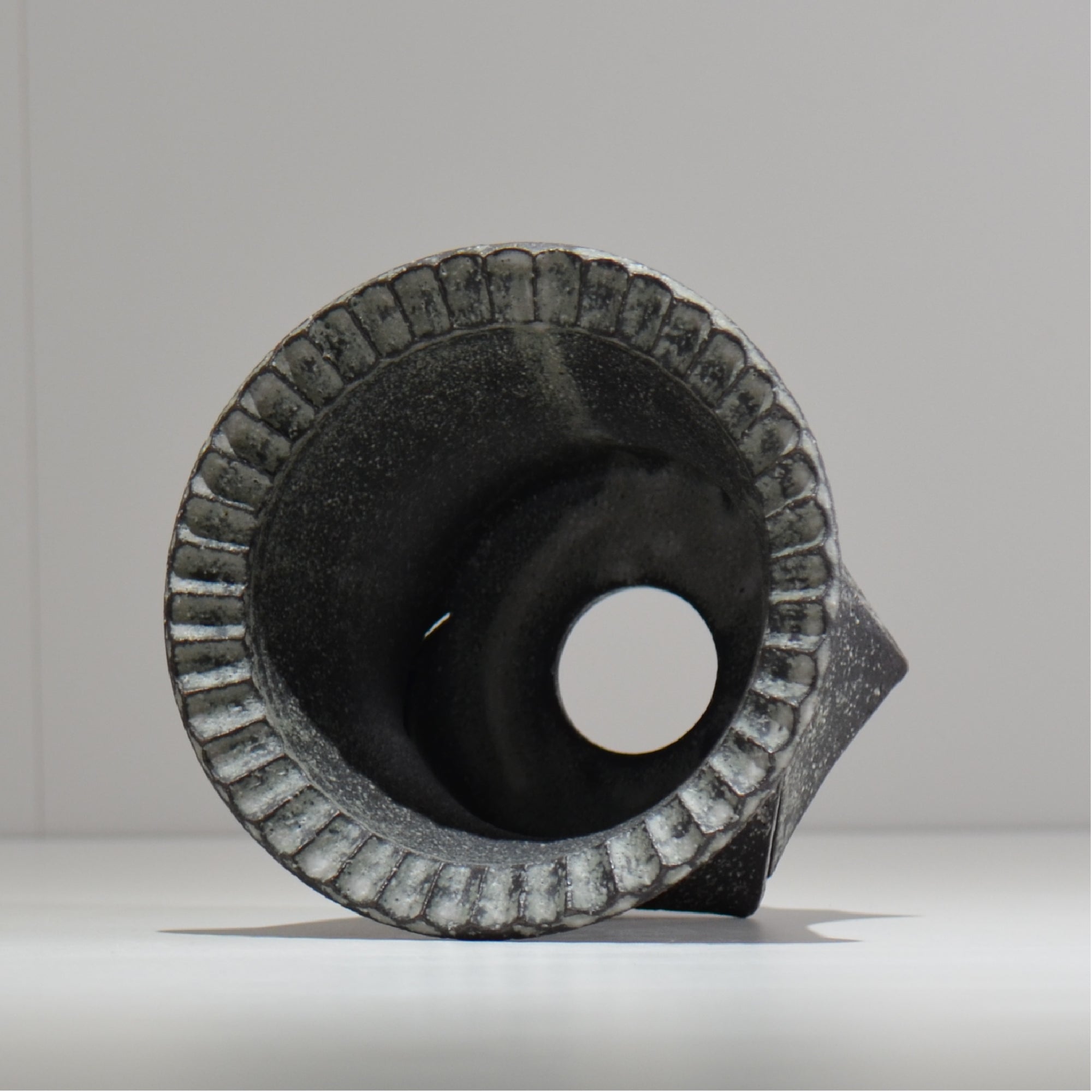 沖誠 / Spiral cylinder  炭化/ om_ssc08_l / 約φ15.5cm  / 植木鉢