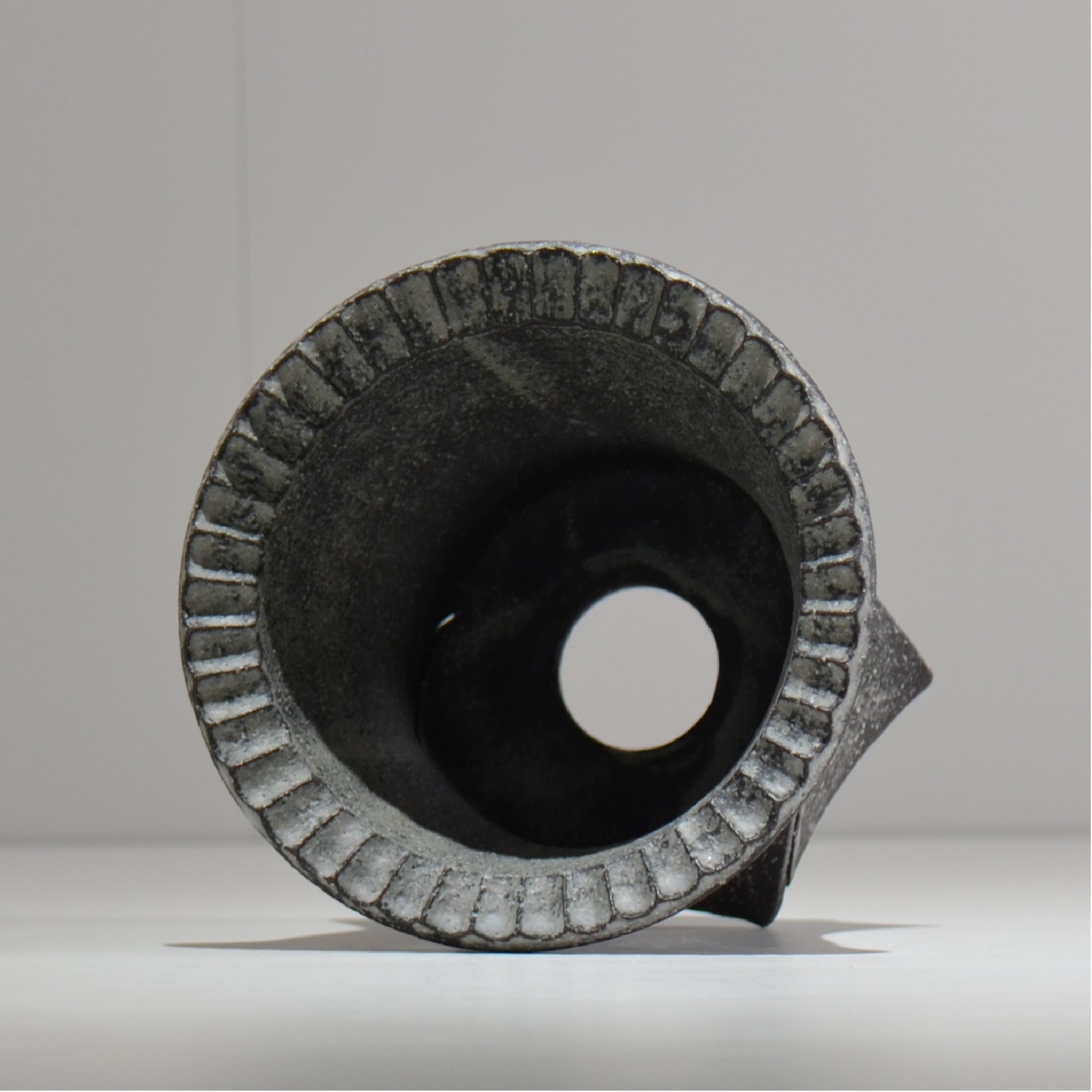 沖誠 / Spiral cylinder 炭化 / om_ssc09_l / 約φ15.5cm  / 植木鉢