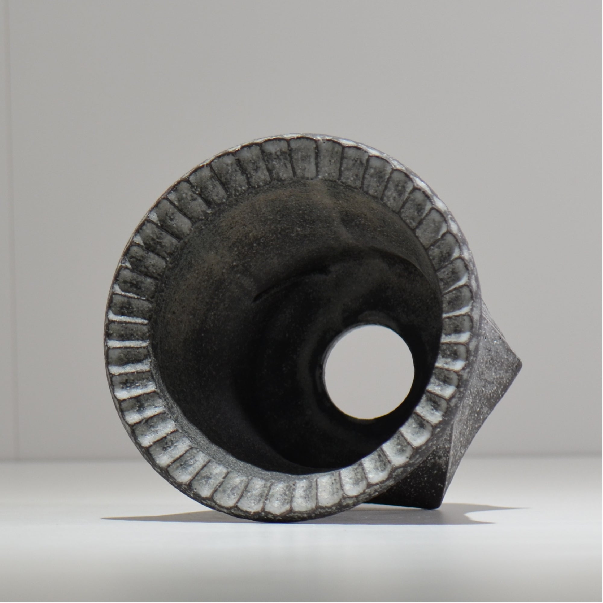 沖誠 / Spiral cylinder 炭化 / om_ssc10_l / 約φ15.5cm  / 植木鉢