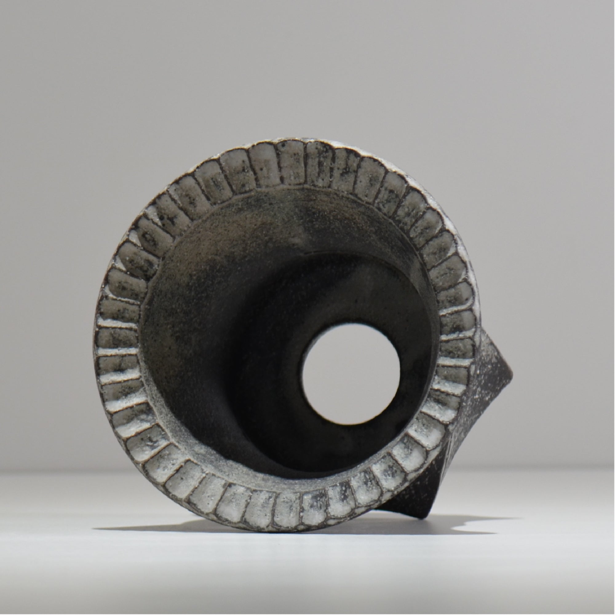 沖誠 / Spiral cylinder 炭化 / om_ssc12_l / 約φ15.5cm  / 植木鉢