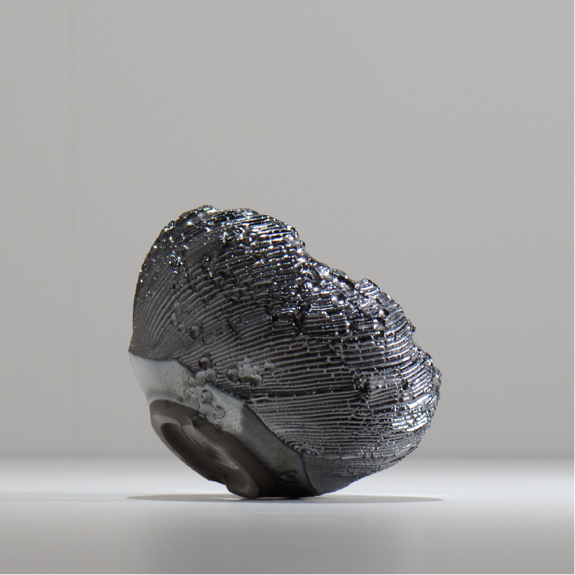 no.0008 漆黒のオニキス　芽吹クリソコラのvertical GLOWERS / 螺煌 / RAKOH / rakoh02_cut8_s / 約φ9.6cm / 植木鉢 – ハチラボ