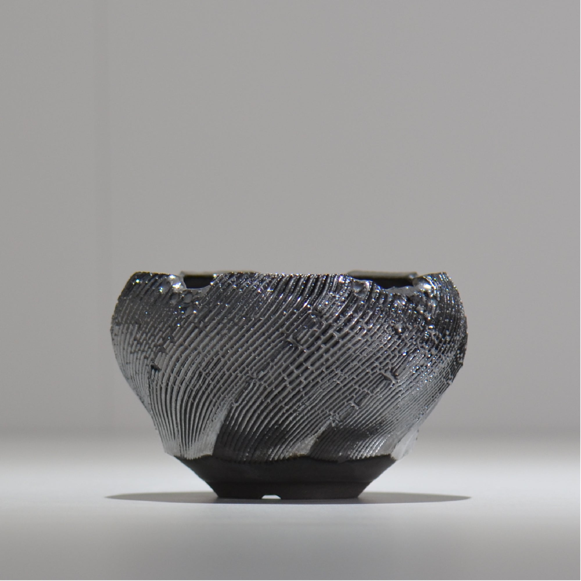 銀化鉢　口径約18.5㎝　東Y8-0226☆2F 鍛朧銀鉢(田口 壽恒)｜ギャラリージャパン
