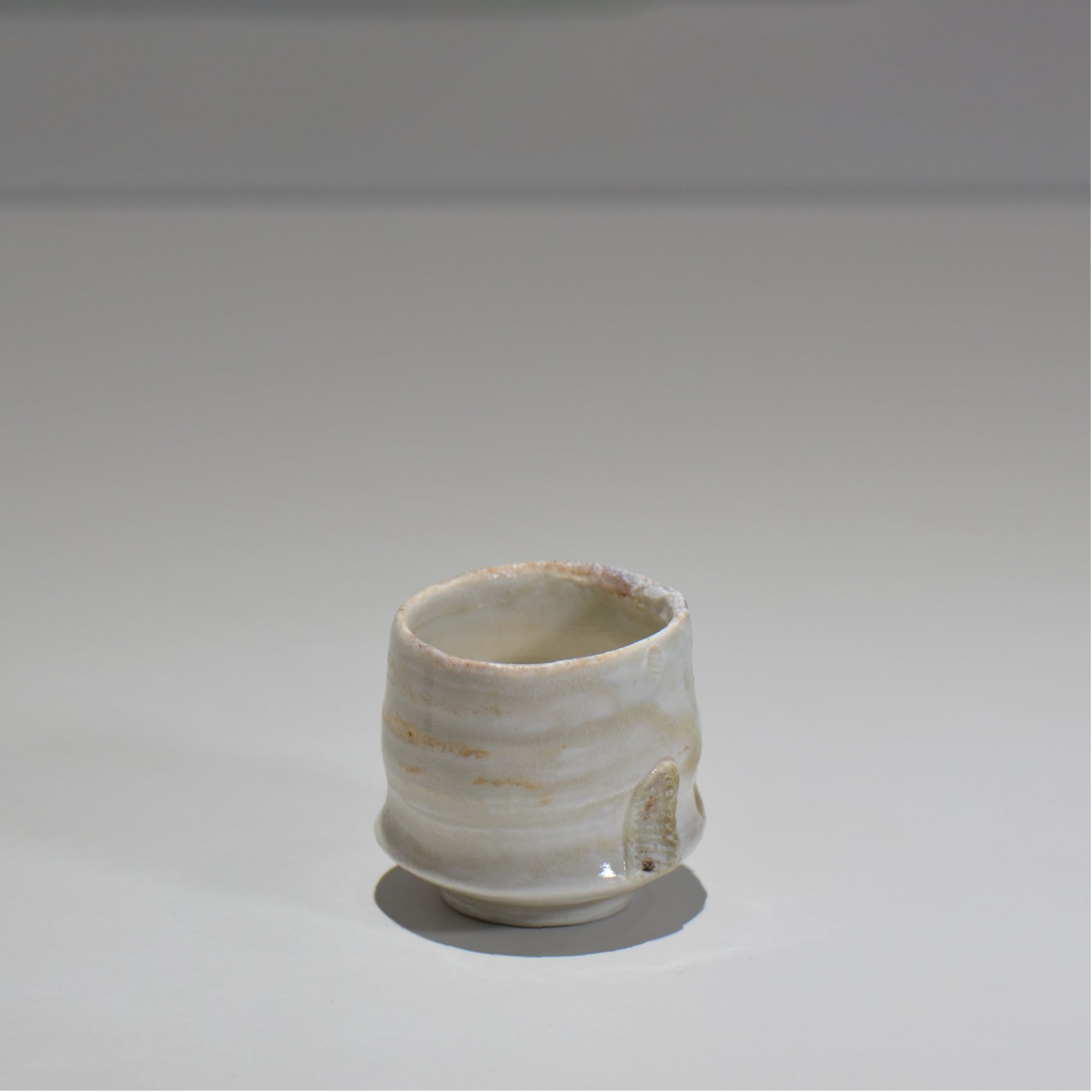 新品★須釜優子【師：谷本洋】伊賀花唐草文麦酒器★貝跡、ビードロ 楽天市場】[Iga art link]須釜優子 唐草文カップ 陶器 陶芸家 伊賀焼